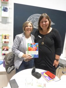 Anette Bauer präsentiert mit Heike Carstensen ihr Buch „Vielbegabt, Tausendsassa, Multitalent“