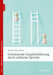 Das Buch „Gewinnende Gesprächsführung durch achtsame Sprache“ von Dr. Insdrani Alina Wilms. Es zeigt zwei Leitern und zwei Spielfiguren. Die eine Spielfigur ist die linke Leiter hochgestiegen, die andere Figur steht am Ende der rechten Leiter, die nur am oberen Ende Stufen aufweist.