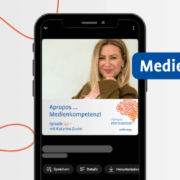 Auf dem Beitragsbild ist ein Mockup von einem Handy zu sehen, auf welchem die Podcast-Folge "Apropos ... Medienkompetenz!" mit Katarina Gruler läuft.